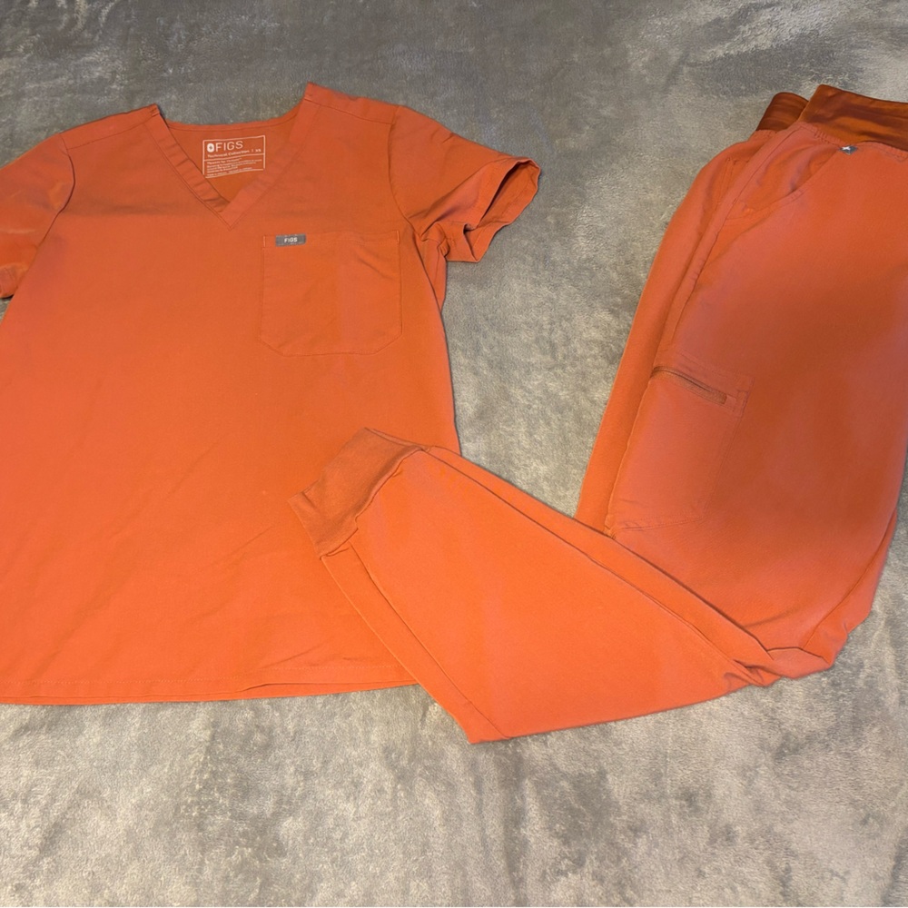 FIGS XS Orange Scrub Set